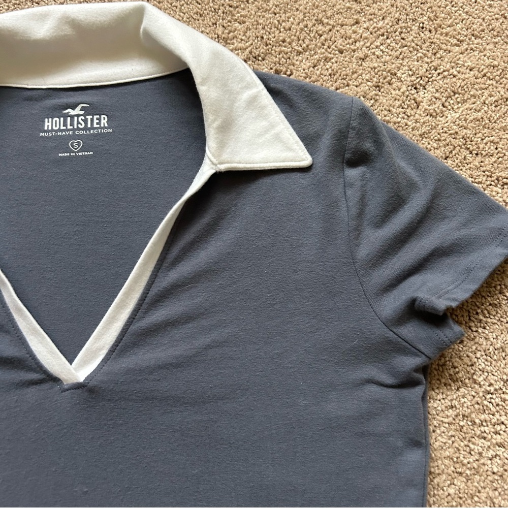 Hollister Small Collared V-Neck T-Shirt - Picture 3 of 7
